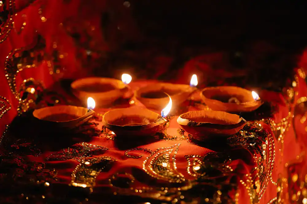 দক্ষ কারিগরের মিষ্টি তৈরির মুহূর্ত