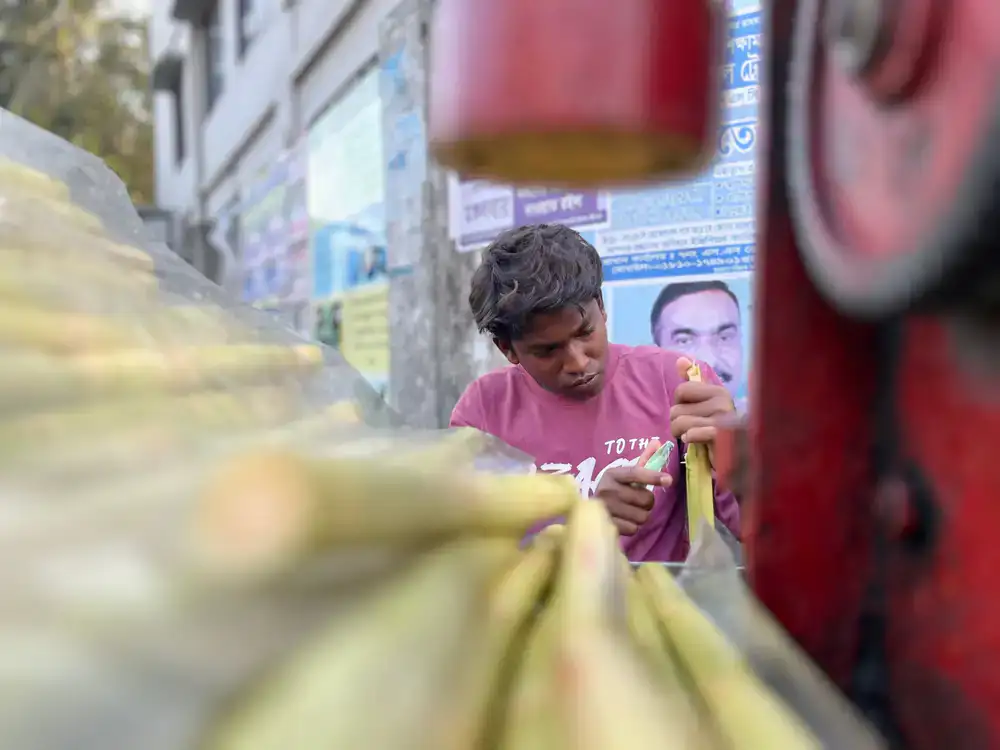 মিষ্টিমুখের ঐতিহ্যবাহী মিষ্টি তৈরির দৃশ্য এবং কারিগরদের ব্যস্ততা